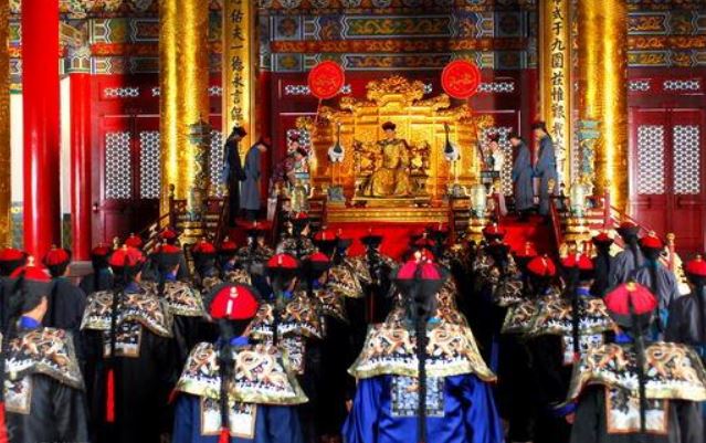 Quan vi&#xEA;n nh&#xE0; Thanh ph&#x1EE7;i tay &#xE1;o tr&#x1B0;&#x1EDB;c khi h&#xE0;nh l&#x1EC5;, h&#xE0;nh &#x111;&#x1ED9;ng t&#x1B0;&#x1EDF;ng ch&#x1EEB;ng nh&#x1ECF; nh&#x1EB7;t n&#xE0;y l&#x1EA1;i mang &#xFD; ngh&#x129;a s&#xE2;u xa, b&#x1EAF;t ngu&#x1ED3;n t&#x1EEB; truy&#x1EC1;n th&#x1ED1;ng v&#xE0; quan ni&#x1EC7;m c&#x1EE7;a tri&#x1EC1;u &#x111;&#x1EA1;i M&#xE3;n Thanh