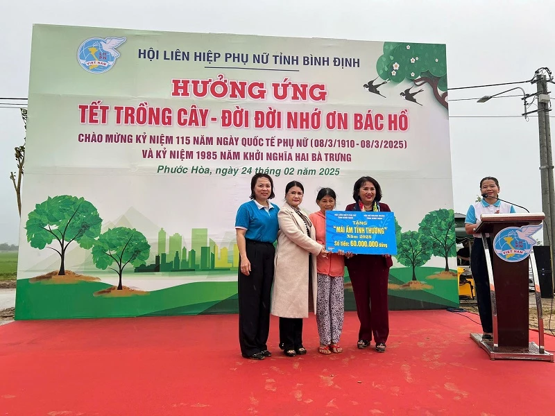 Đại diện Ban Thường trực Hội Nữ doanh nhân tỉnh Bình Định trao tặng mái ấm tình thương cho hội viên phụ nữ có hoàn cảnh khó khăn.