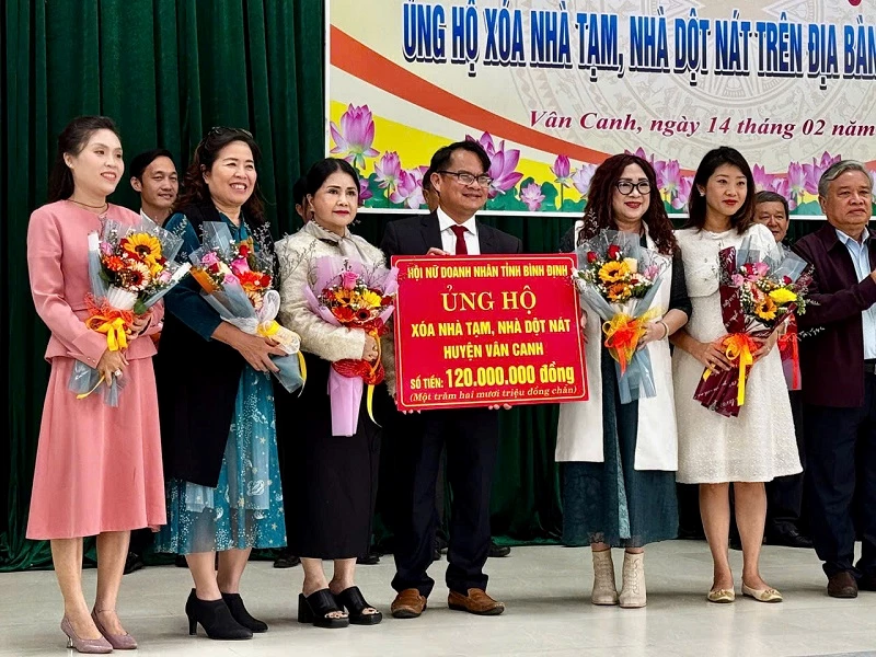 Đại diện Ban Thường trực Hội Nữ doanh nhân tỉnh Bình Định trao 120 triệu đồng cho huyện Vân Canh để chung tay hỗ trợ xóa nhà tạm, nhà dột nát cho người dân.