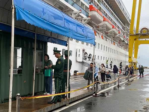 Các thủ tục lên bờ được giải quyết nhanh chóng để du khách tàu Adora Cruise có nhiều thời gian trải nghiệm du lịch Đà Nẵng, Hội An.