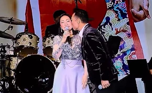 Đây là nam nghệ sĩ 'cưỡng hôn' Hồng Đào ngay trên sân khấu, lại còn khẳng định 'mê mẩn'