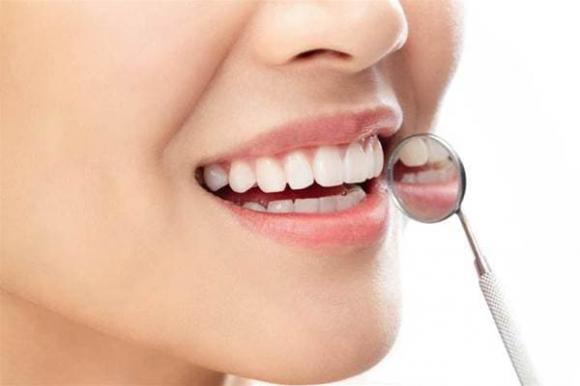 Khi đánh răng, kem đánh răng có nên 'nhúng nước' không? Nhiều người không hiểu, không có gì lạ khi răng trở nên vàng hơn