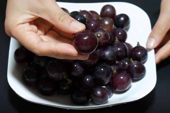 Chỉ dùng nước sạch để rửa nho, tương đương với việc ăn phải “trứng côn trùng”, mách bạn cách rửa sạch và đảm bảo vệ sinh trước khi ăn
