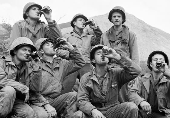 Lính tàu ngầm Nga được phát rượu uống mỗi ngày, lính Mỹ phải có Coca, còn lính Việt Nam thì sao?