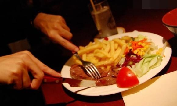 Những người có 3 biểu hiện này trên bàn ăn rất không được hoan nghênh, và bạn có thể biết họ có được giáo dục tốt hay không?