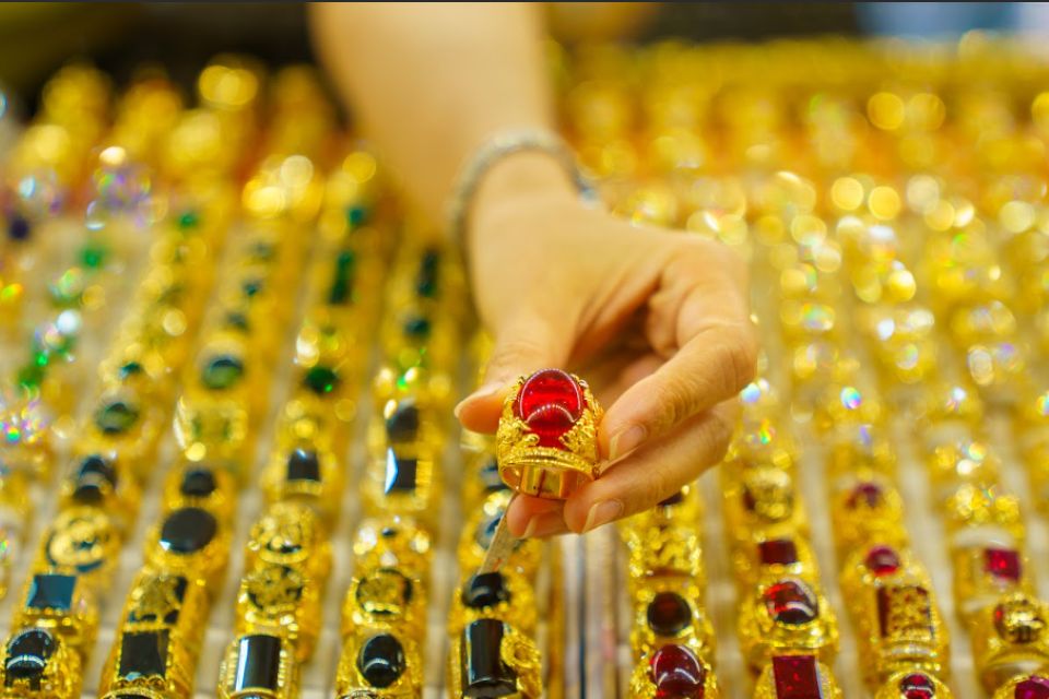 Giá vàng ngày 26/02/2025: Vàng thế giới giảm xuống mức thấp nhất trong hơn một tuần