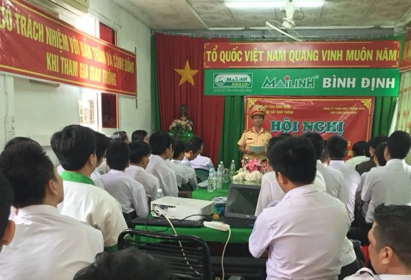 Phòng Cảnh sát giao thông Công an tỉnh Bình Định thường xuyên tổ chức tuyên truyền giáo dục pháp luật về an toàn giao thông tại các dopanh nghiệp vật tải.