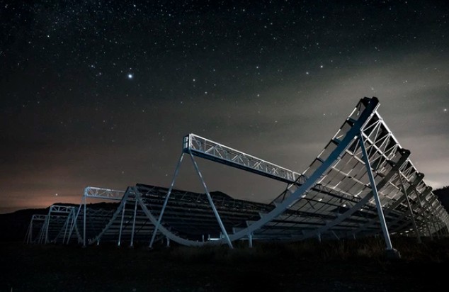 Canada bắt được tín hiệu radio lặp lại từ "thế giới hình elip"