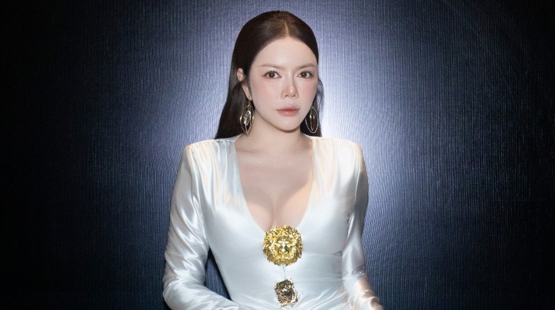 Lý Nhã Kỳ diện đầm khoét ngực sâu, nóng bỏng trên thảm đỏ