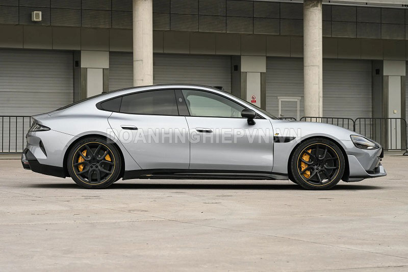 Xiaomi trình làng xe sedan công suất 1.526 mã lực, trang bị tiên tiến, giá gần 1,9 tỷ đồng