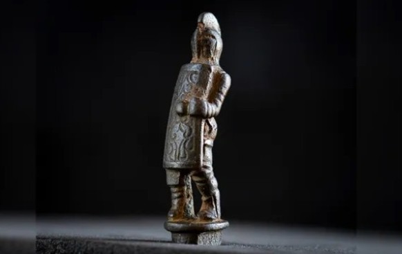 Tìm thấy cán dao hình đấu sĩ quý hiếm ở Bức tường Hadrian