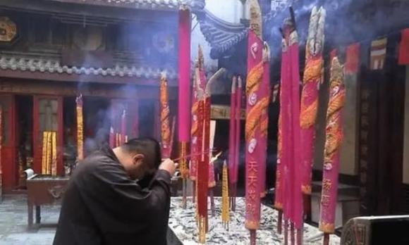 Có câu: Người nghèo càng thờ Phật thì càng nghèo; người giàu càng đốt hương thì càng giàu?