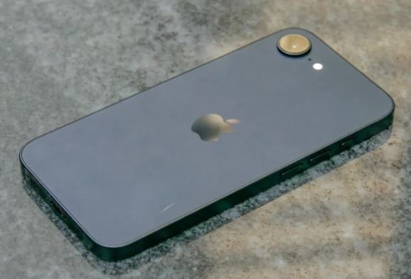 Chi tiết iPhone 16e: Vua iPhone giá rẻ mới của Apple, không hề tệ như đồn đoán, vẫn ở mức 7/10