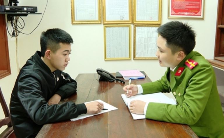 Chân dung nhóm thanh niên cầm kiếm vào sân bóng đòi ‘xử’ người, nguồn cơn vụ việc được tiết lộ