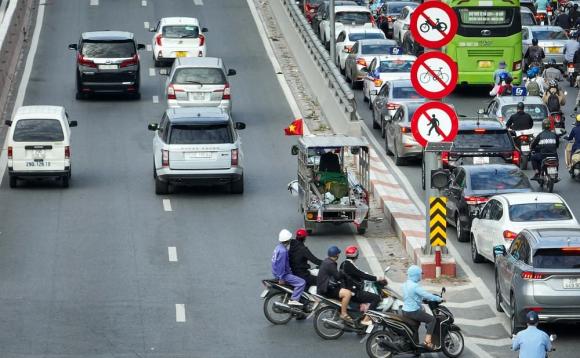 Theo quy định mới, xe máy có được quay đầu xe trên cầu không?