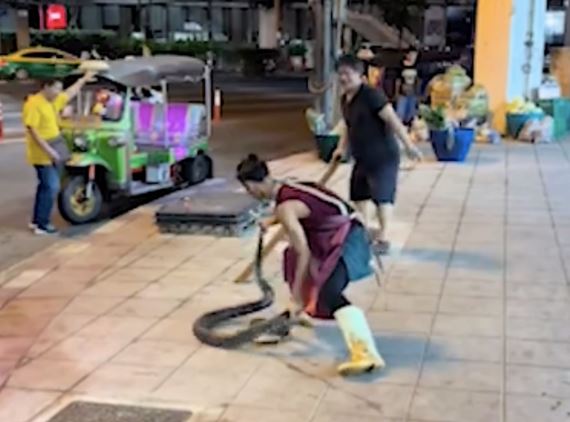 Người đàn ông gây sốt MXH khi tay không cầm ‘bé na’, kéo lê khắp phố phường