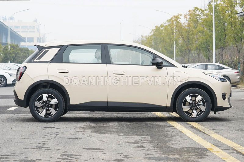 Xe hơi dài gần 4,3 mét, thiết kế ấn tượng, giá chưa tới 250 triệu đồng