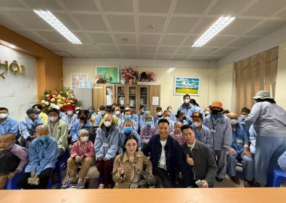 Sau khi từ chối hỗ trợ bé Bắp, vợ chồng Huấn Hoa Hồng đến bệnh viện K trao 70 suất quà trị giá 700 triệu