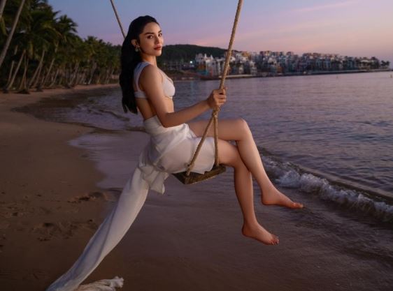 Hoa hậu Kỳ Duyên khoe vóc dáng siêu chuẩn, ấn tượng nhất là vòng eo nhỏ xíu lấn át cả Ngọc Trinh