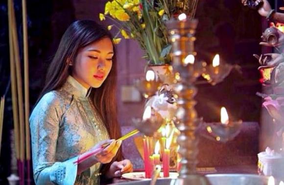 Người xưa dặn: 'Khi thắp hương nhất định phải nói hai chữ này', rất ít người biết