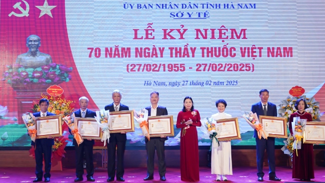 Hai nhà sáng lập Sao Thái Dương cùng lúc được vinh danh 'Thầy thuốc ưu tú'