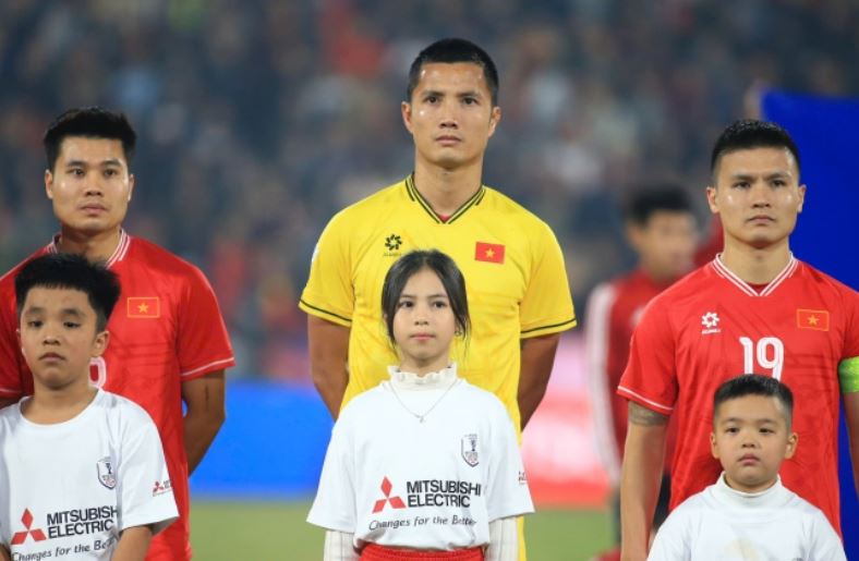 Trụ cột ĐT Việt Nam phản ứng gay gắt, công khai chỉ trích sai lầm của đồng đội