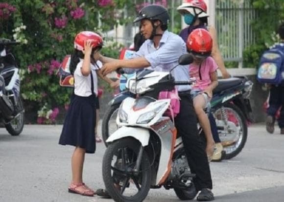 Trẻ em từ bao nhiêu tuổi buộc phải đội mũ bảo hiểm khi tham gia giao thông?