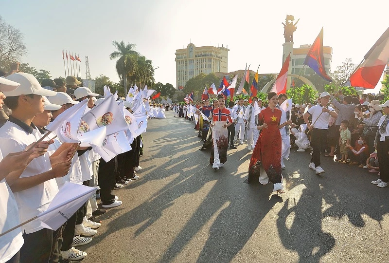 Nhiều chương trình hấp dẫn, đắc sắc thu hút người dân du khách.