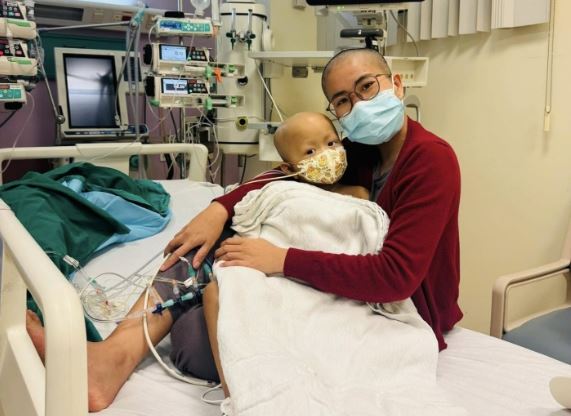 Netizen mỉa mai khi mẹ Bắp cạo trọc đầu vì thương con