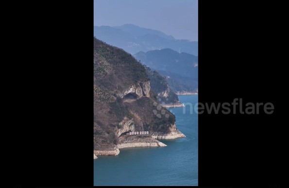 'Phát sốt' với ngọn núi ven sông nhìn xa giống chú chó đang nằm thư giãn