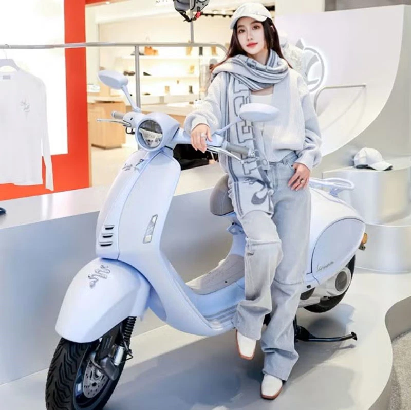 Người đẹp bên xe Vespa 946 Snake.