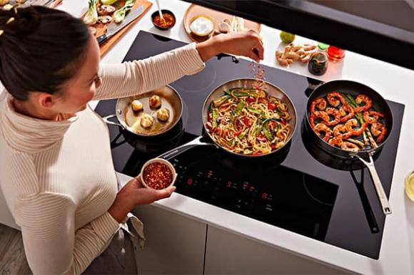 Giữa bếp ga và bếp từ, bếp nào nấu món ăn ngon và tốt cho sức khỏe hơn? Loại ai cũng nghĩ đúng nhưng chưa chắc an toàn