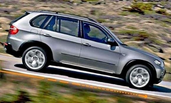 Khi xuống dốc, ô tô nên dùng phanh hay số?