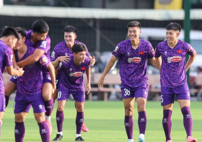 Kình địch của ĐT Việt Nam lộ kế hoạch khủng, HLV Kim Sang-sik nhận báo động đỏ