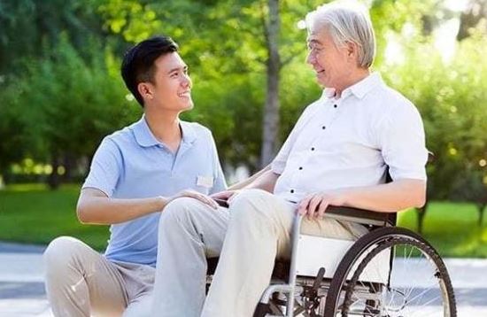 Muốn hòa thuận với con cái, người già phải học cách nhẫn nhịn, không làm những điều sau kẻo phá vỡ hòa khí gia đình