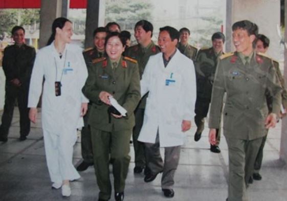 Thân thế nữ tướng thứ hai của QĐND Việt Nam: Ra ngoài làm tướng, về nhà vẫn làm vợ đảm, mẹ hiền