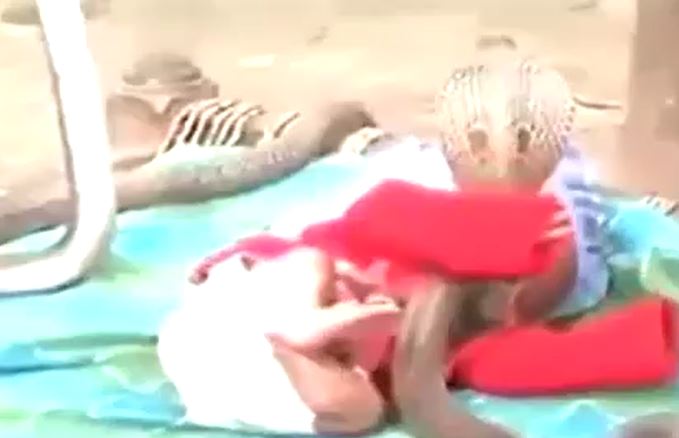 CLIP: 'Ớn lạnh' trước cảnh em bé nằm cạnh 4 con rắn hổ mang chúa 'khủng'