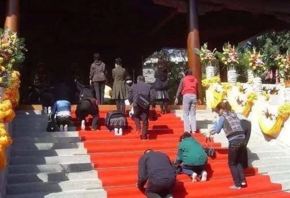 Có câu: Người nghèo càng thờ Phật thì càng nghèo; người giàu càng đốt hương thì càng giàu, đó là gì?