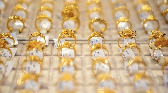 Giá vàng thế giới phục hồi mạnh nhờ lo ngại về thuế quan Mỹ 