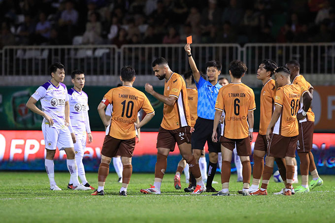 HAGL lao d&#x1ED1;c, b&#x1EA7;u &#x110;&#x1EE9;c s&#x1EBD; thay ng&#x1B0;&#x1EDD;i c&#x1EA7;m sa b&#xE0;n?