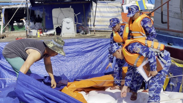 Bắt tàu không số chở hơn 10 tấn đường lậu trên biển