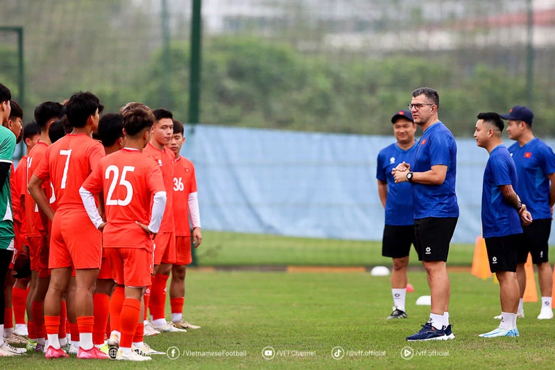 HLV Cristiano Roland và các học trò đang tích cực chuẩn bị cho giải U17 châu Á 2025. Ảnh: VFF.