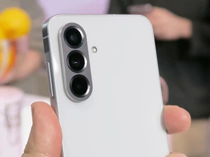 Samsung giới thiệu smartphone chống nước, RAM 12 GB, giá từ 9,99 triệu tại Việt Nam, cạnh tranh với iPhone 16e