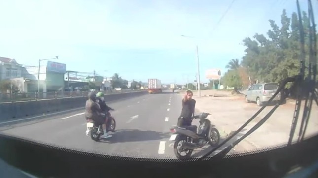 Công an làm việc với đối tượng hành hung tài xế xe buýt trước trạm CSGT