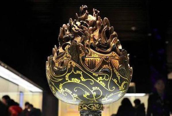 Công nhân phá núi xây hầm phát hiện một hố đen lạ, chuyên gia mất 3 tháng đào bới tìm ra “kho báu”