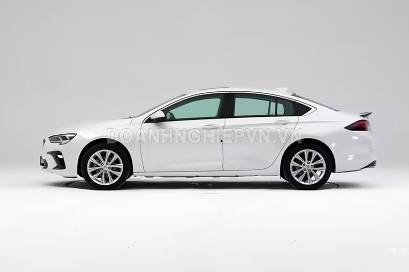 Xe sedan cùng phân khúc với Toyota Camry, công suất 237 mã lực, trang bị tiên tiến, giá chưa tới 380 triệu đồng