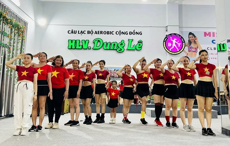 CLB Aerobic Quy Nhơn – Chị em mình (Nhà Văn hóa lao động tỉnh Bình Định) như một “xã hội thu nhỏ”, với hơn 150 học viên, không phân biệt nghề nghiệp, tuổi tác, luôn hòa đồng, quý mến, tương trợ lẫn nhau. 