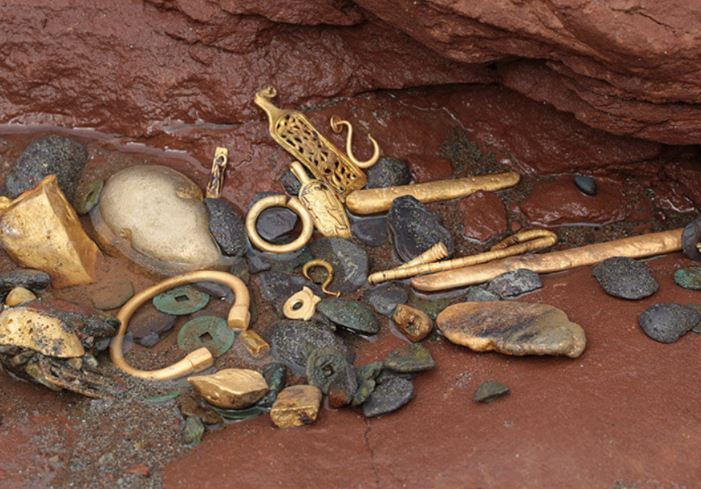 Máy xúc đào trúng khúc gỗ để lộ "cục đá" lạ, chuyên gia lần theo manh mối tìm thấy kho báu