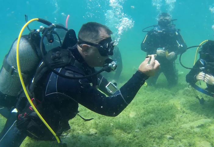 B&#xEA;n d&#x1B0;&#x1EDB;i l&#xF2;ng h&#x1ED3; c&#x1ED5; b&#x1EAD;c nh&#x1EA5;t ch&#xE2;u &#xC2;u ch&#x1EE9;a &quot;kho b&#xE1;u&quot;: B&#xED; &#x1EA9;n 8.000 n&#x103;m h&#xE9; l&#x1ED9;?