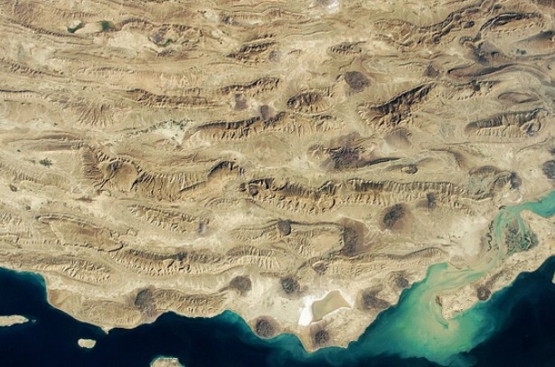 Bên dưới Iran và Iraq, vỏ Trái Đất đang tách đôi